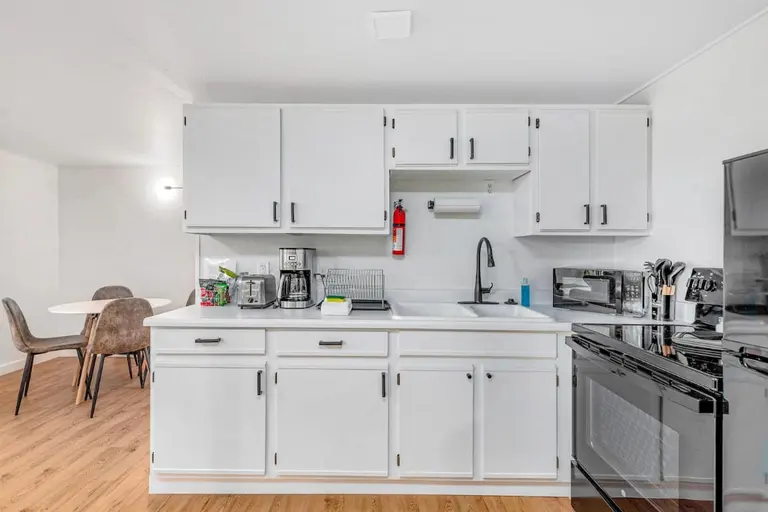 Full kitchen in Tidal House Chalet 6.