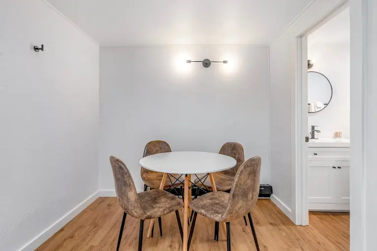 Dining nook in Tidal House Chalet 6.